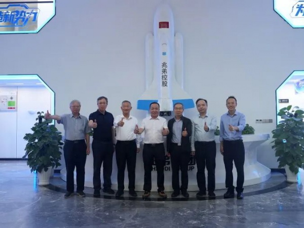 全國工程勘察設計大師郁銀泉、任慶英、周建龍等專家組團考察兆弟綠色全裝配式技術新突破